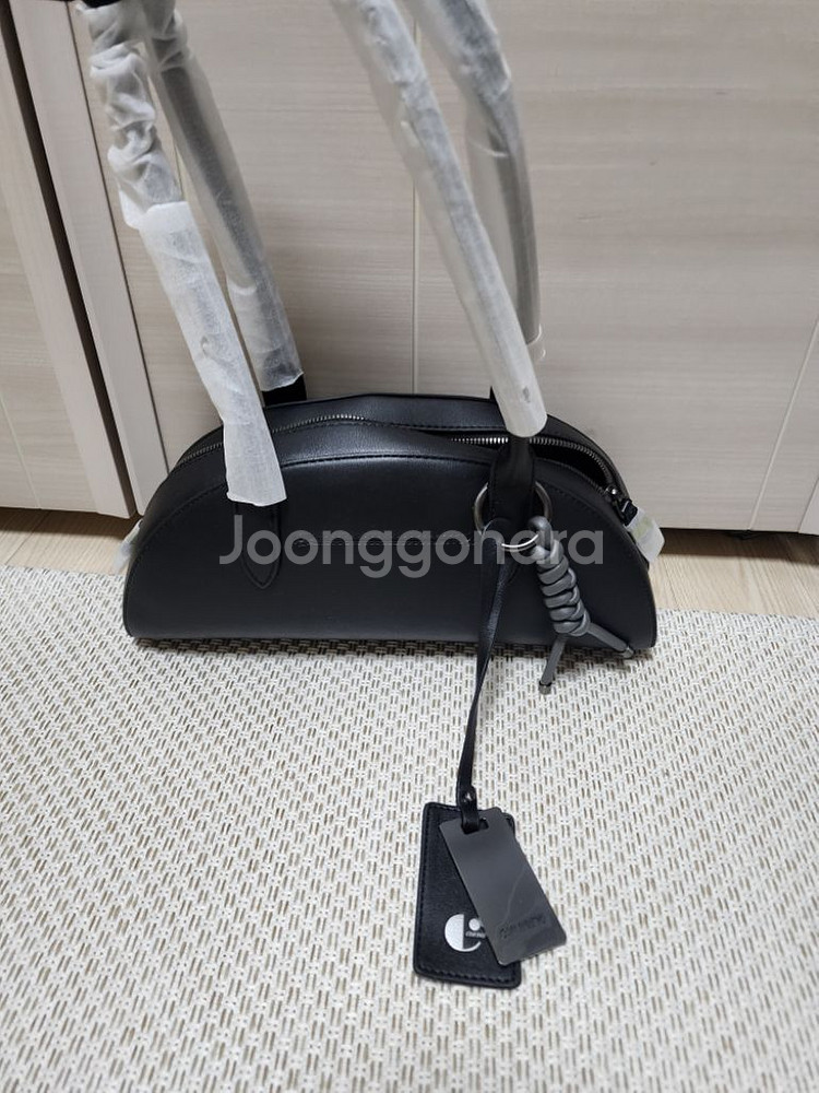 (새제품) 콘누에보 하프문 가방 숄더--4