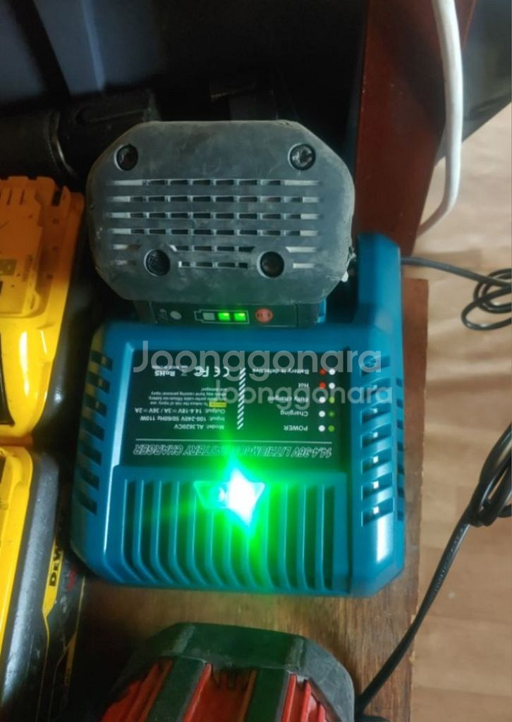 보쉬충전기 프리볼트18V~36V충전기 미사용신품--3