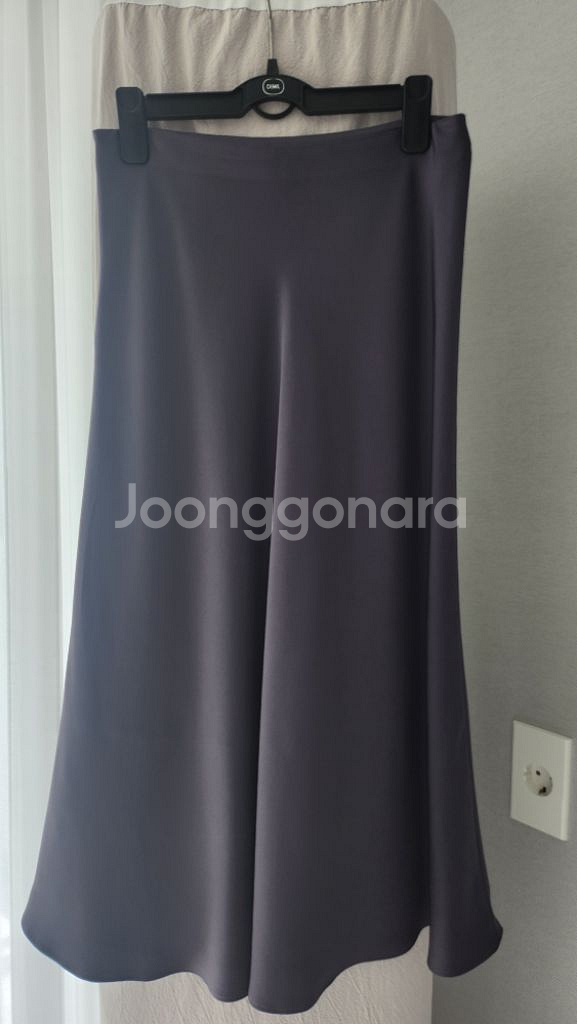 쉬즈미스 실크공단 플레어 심플 스커트--3