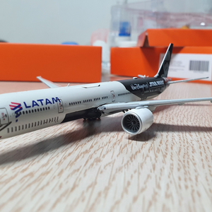 LATAM Airlines B777-300 1:400