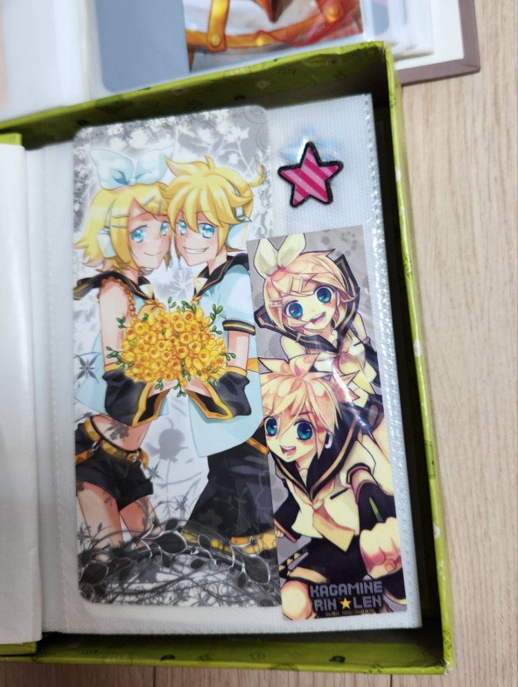 서울코믹월드 서코에서 구매한 굿즈 콜렉트북 일괄 판매 이미지