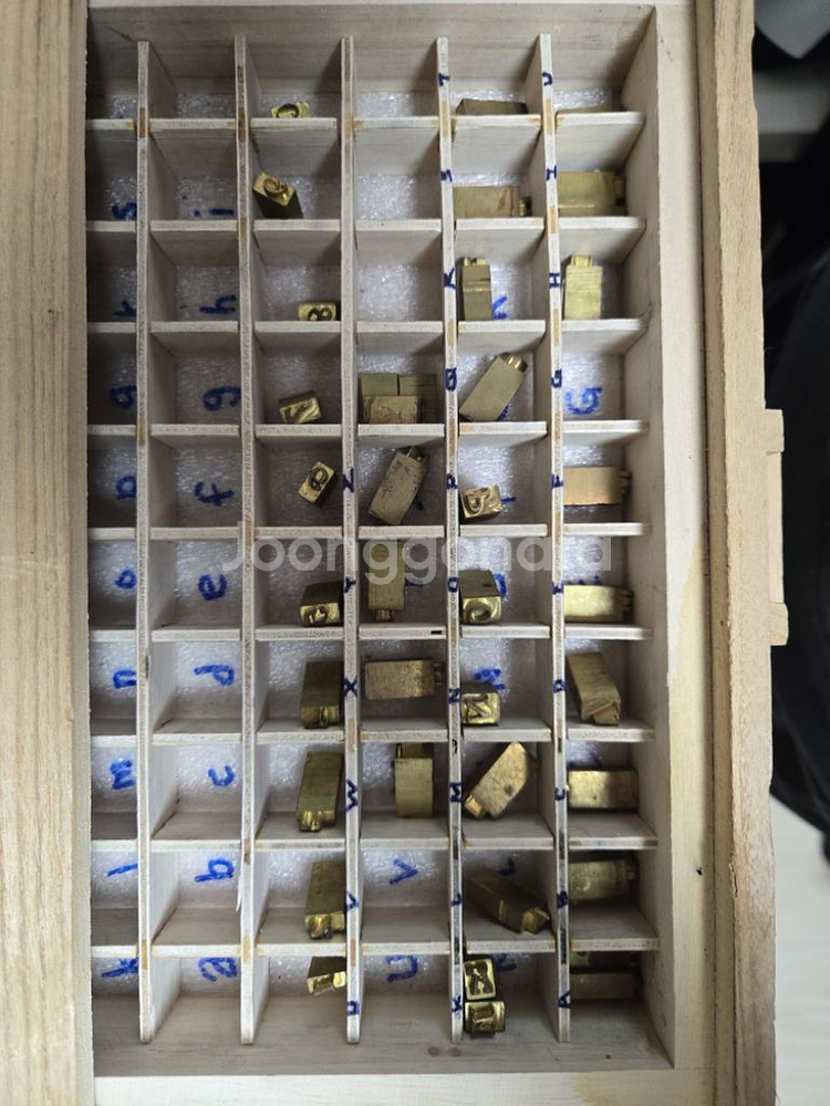 가죽공예 킹슬리 불박기 팝니다.--7