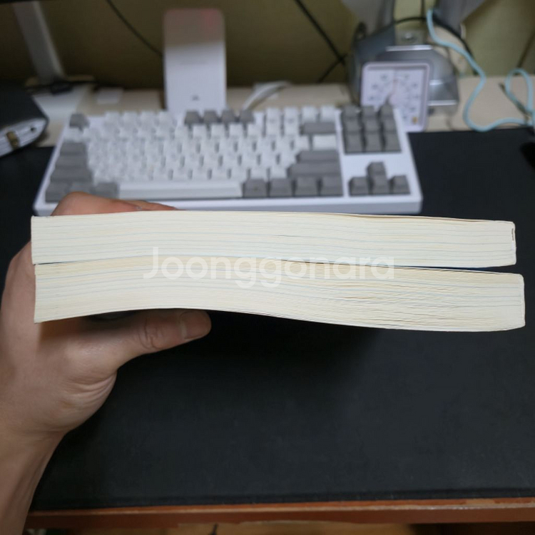 정선근 백년허리 1권, 2권 팝니다.--4
