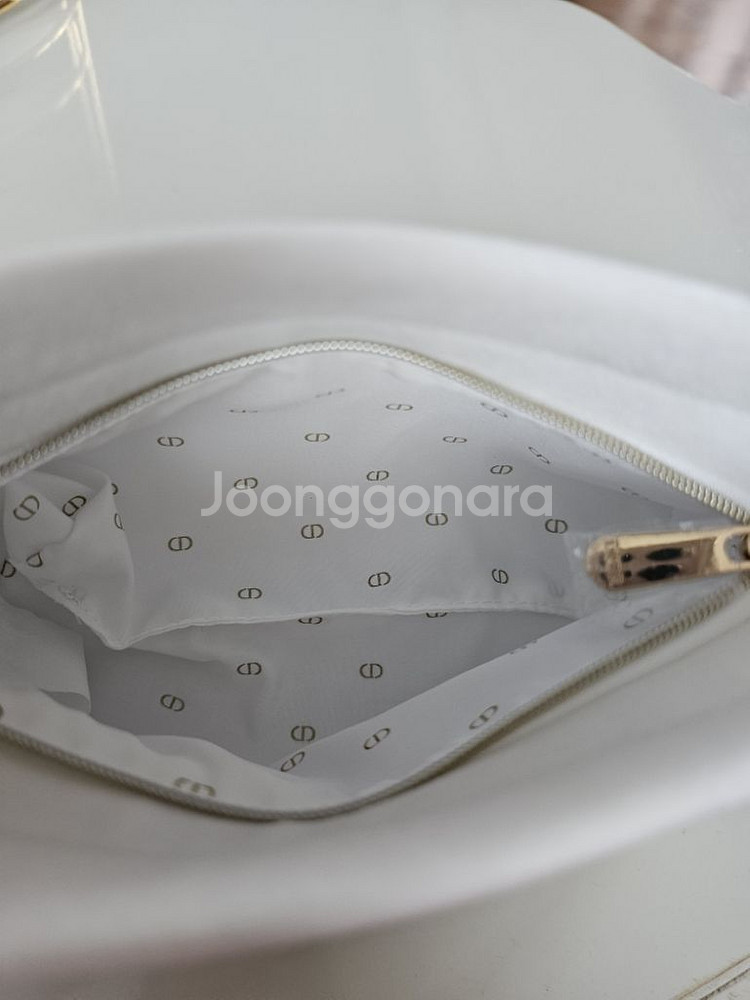 디올 화이트 파우치--3