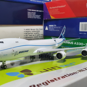 Boeing Company B747-8F 1:400