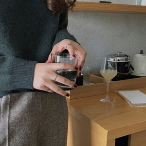 슬로우앤드 라운드넥 라쿤 니트 다크그린