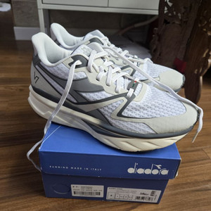 디아도라 아토모 v7000 화이트 270 새상품