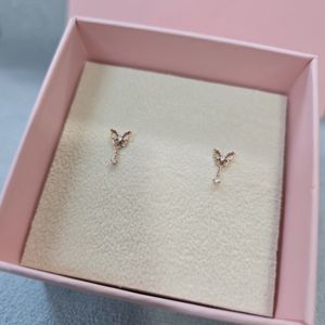 제이에스티나 나비 피어싱