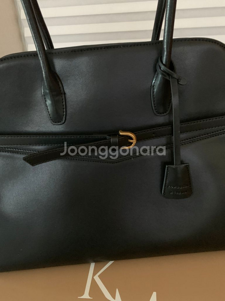 코모레비비뮤지엄카우레더 클래식 버클 토트백 블랙핀매--1