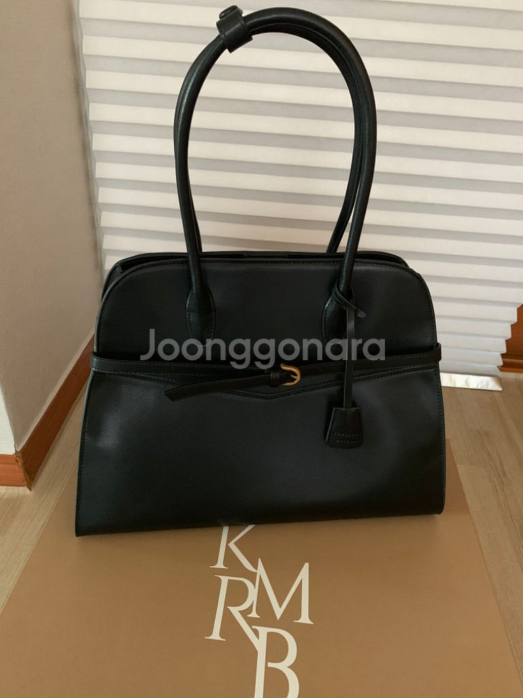 코모레비비뮤지엄카우레더 클래식 버클 토트백 블랙핀매--0