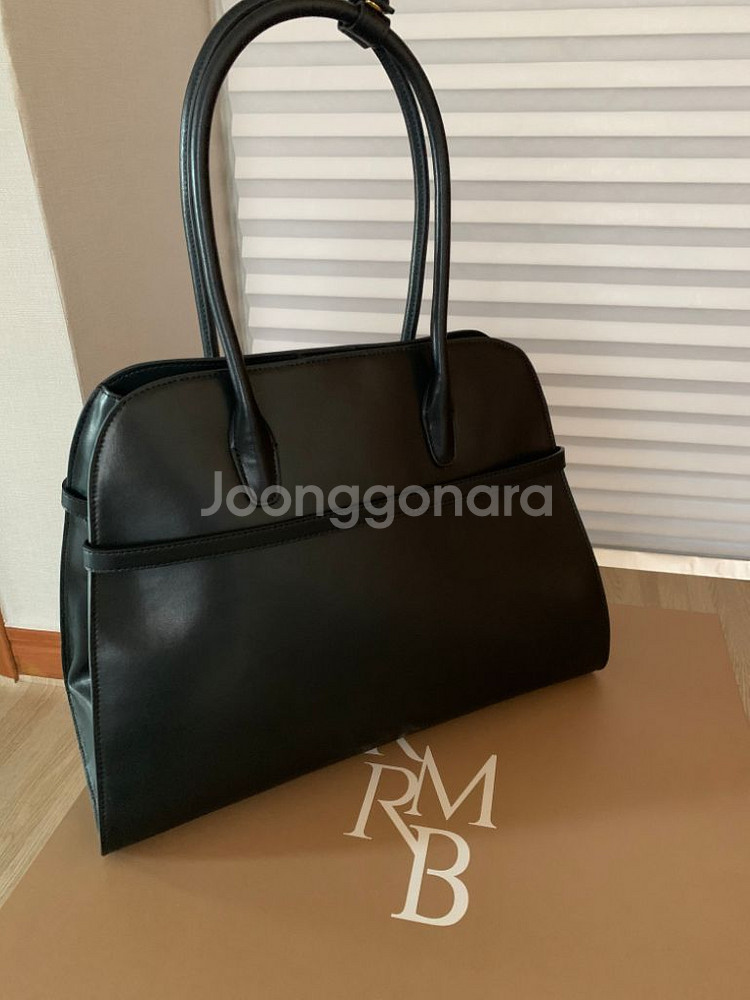 코모레비비뮤지엄카우레더 클래식 버클 토트백 블랙핀매--3