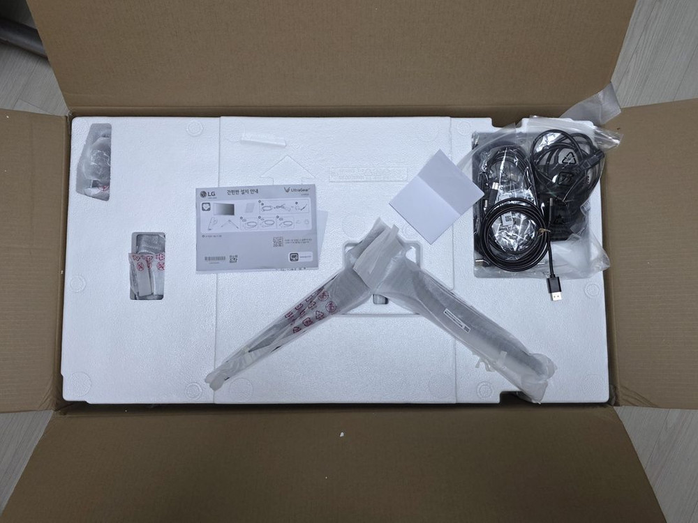 LG 32GR93U 4K모니터 팔아요--7