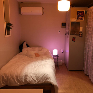 침대 + 매트리스 + 회색 철제 옷장 + 흰색 슬라이딩