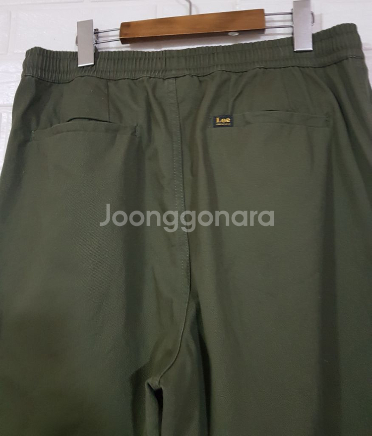 [33] Lee 코튼 와이드핏 투턱 밴딩팬츠 카키--3
