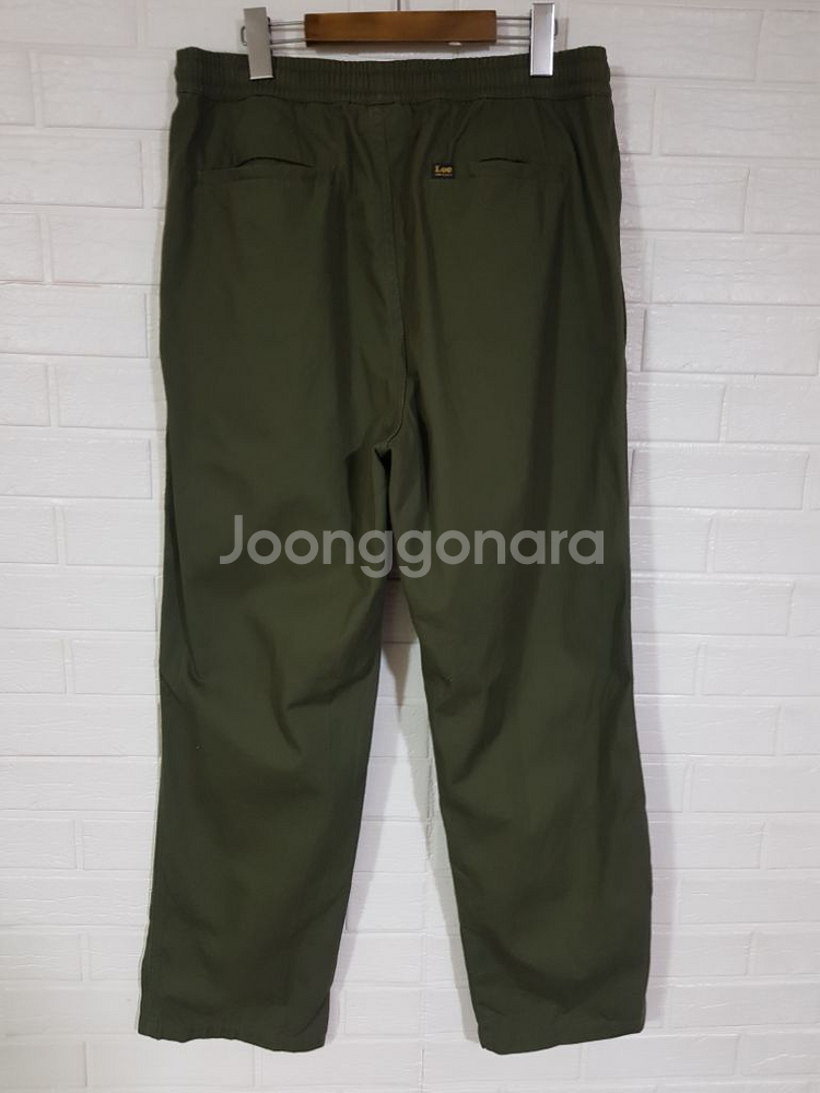 [33] Lee 코튼 와이드핏 투턱 밴딩팬츠 카키--2