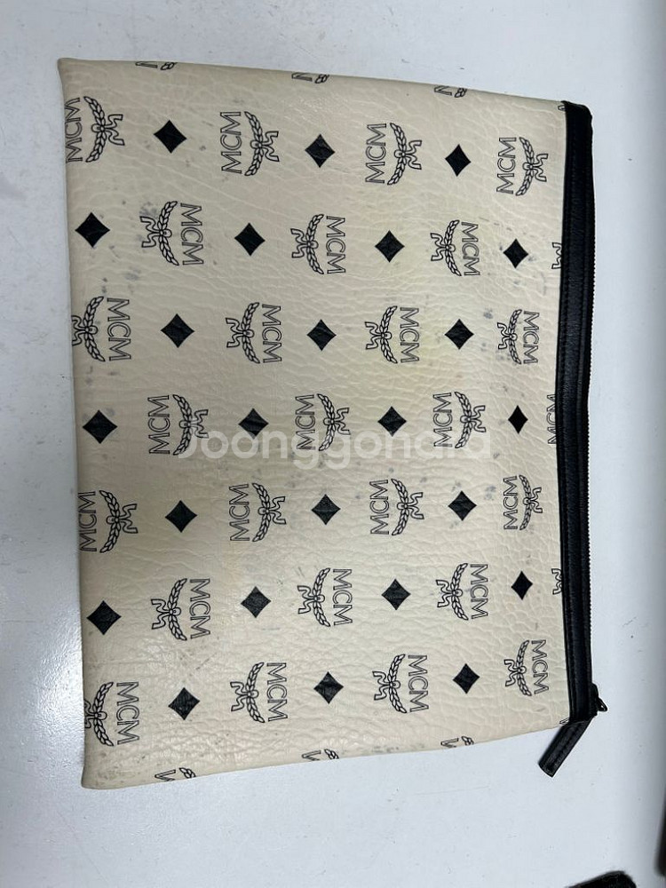 MCM 립 프린트 클러치 파우치--1