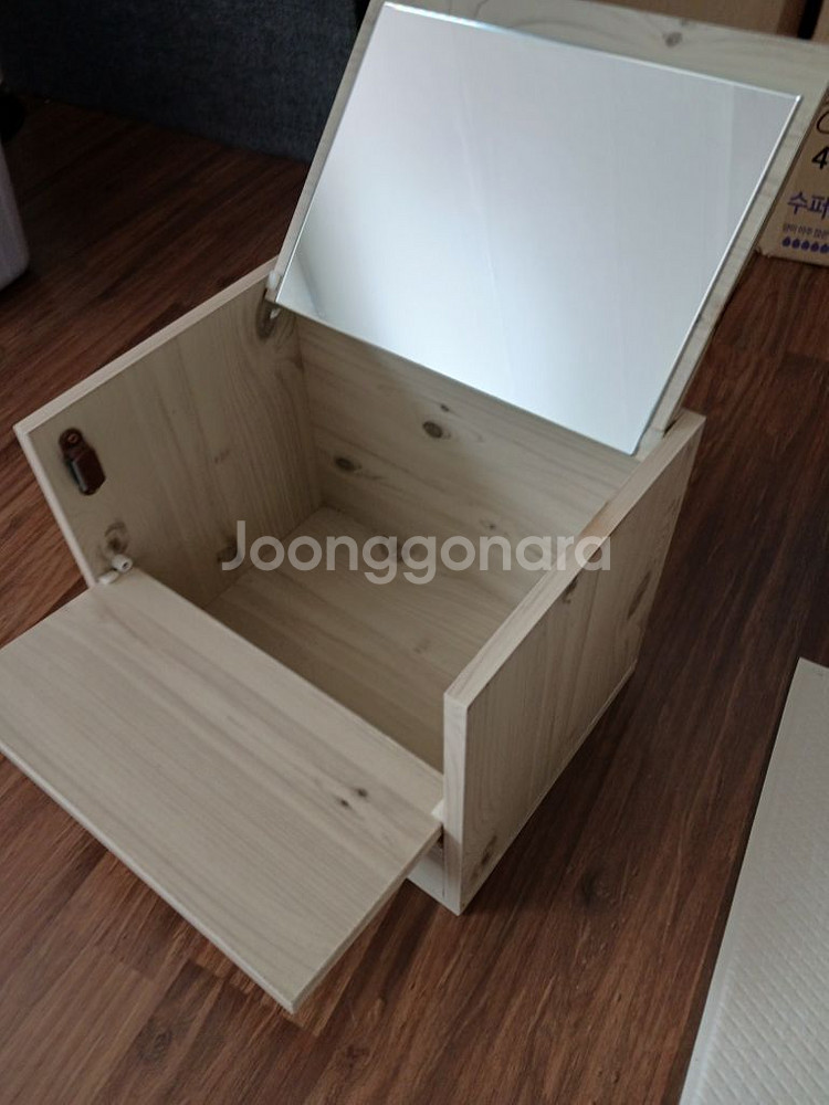 거울달린 원목 화장대 및 기타 수납장--1
