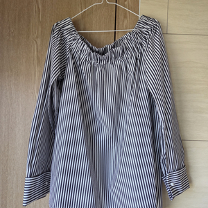 새상품입니다 막스마라 ㅡ 오프숄더형 블라우스