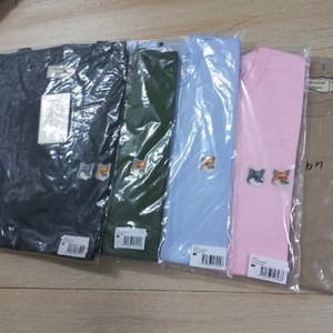 새상품 메종키츠네 반팔티 팔아요.