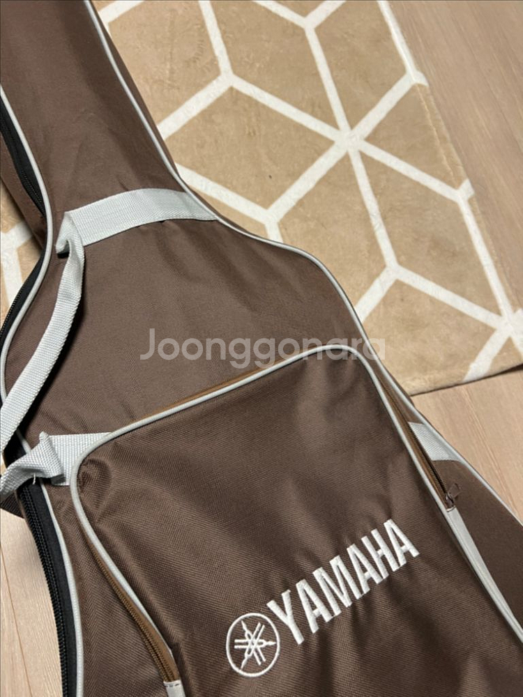 어떤 유명 기타리스트 싸인이 있는 YAMAHA 기타--5