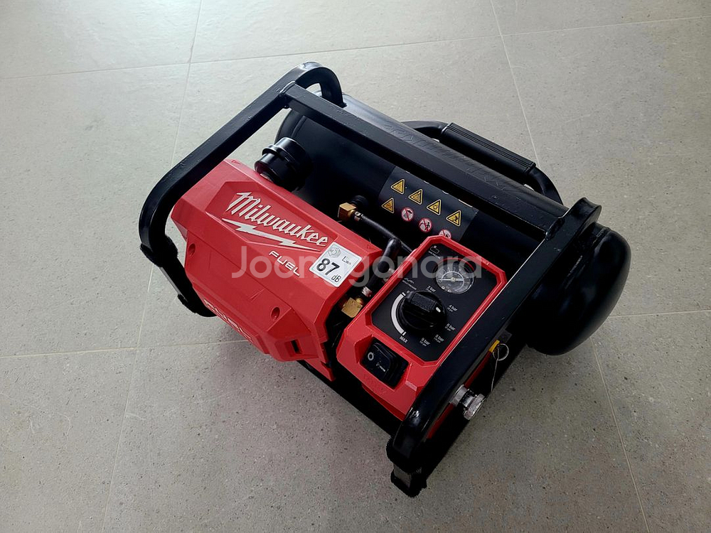 밀워키 M18 FAC-0 무선에어콤프레셔 팝니다--0