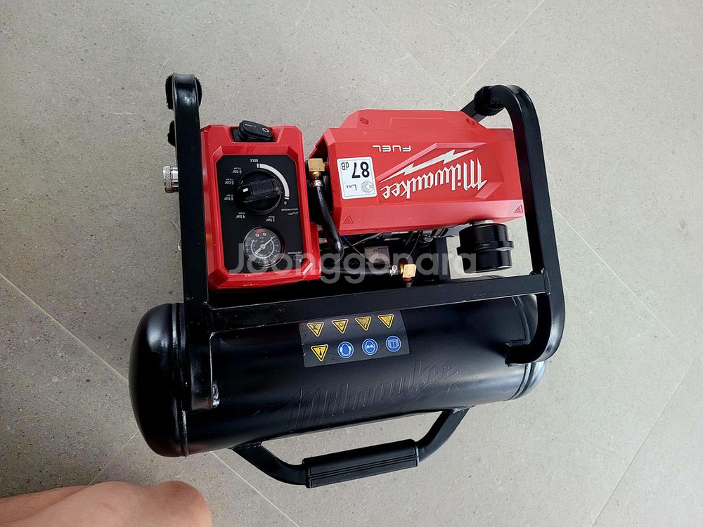 밀워키 M18 FAC-0 무선에어콤프레셔 팝니다--1