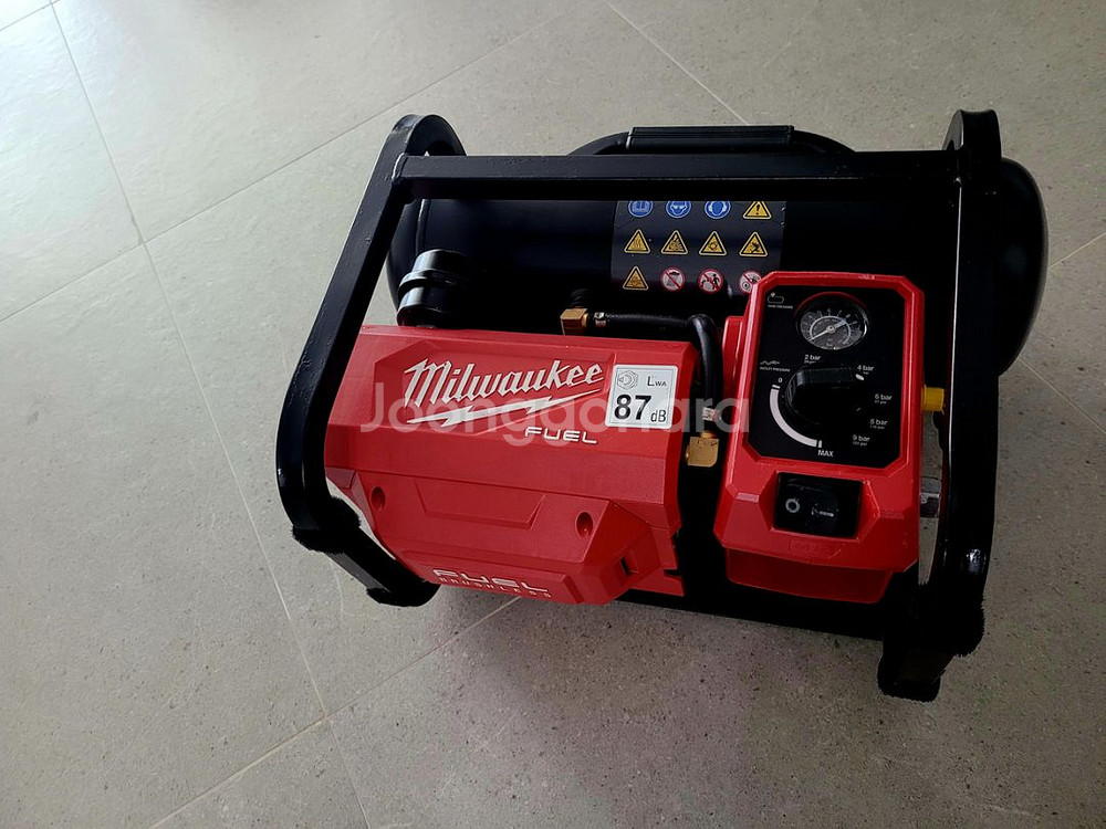 밀워키 M18 FAC-0 무선에어콤프레셔 팝니다--4