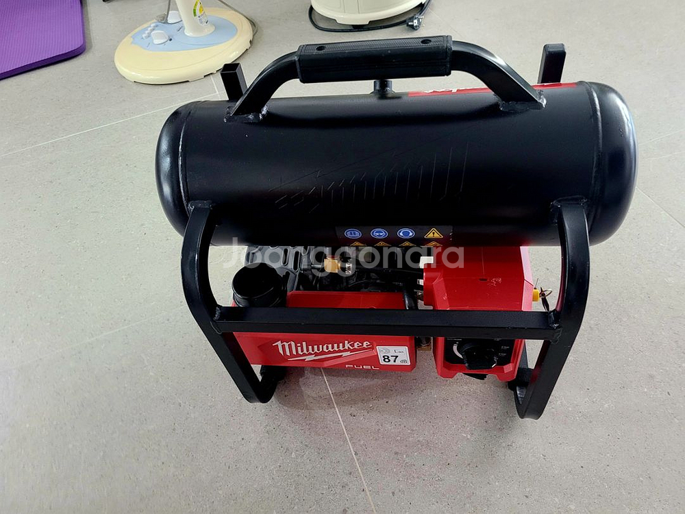 밀워키 M18 FAC-0 무선에어콤프레셔 팝니다--2