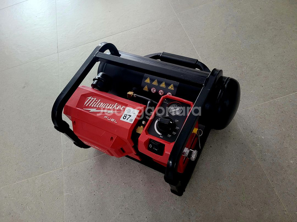 밀워키 M18 FAC-0 무선에어콤프레셔 팝니다--6