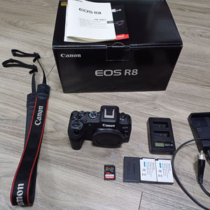 캐논카메라 EOS R8 바디 팝니다.(보증기간 남음)