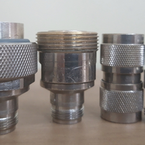 Huber+Suhner 1250 RF 어댑터 세트