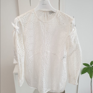 산드로 화이트 펀칭 블라우스