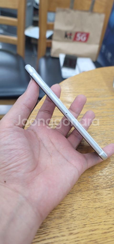 아이폰se2 128G 무음카메라 팝니다--1