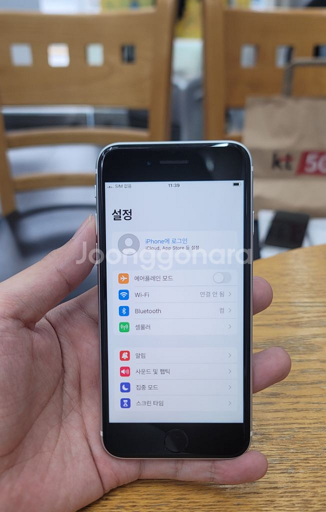 아이폰se2 128G 무음카메라 팝니다--0