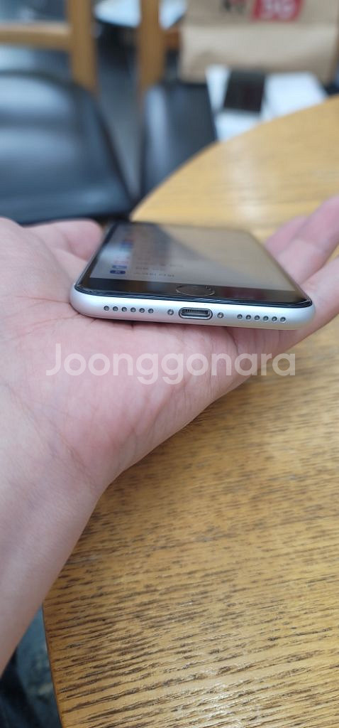 아이폰se2 128G 무음카메라 팝니다--2