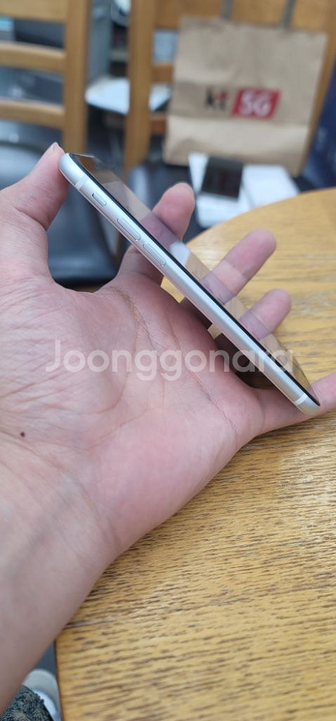 아이폰se2 128G 무음카메라 팝니다--3