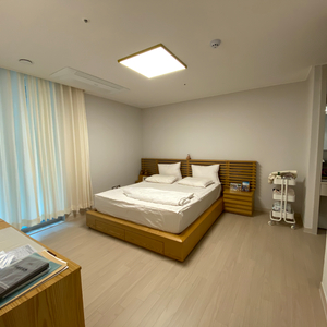 킹사이즈침대프레임+협탁2개+3단서랍장+화장대+의자