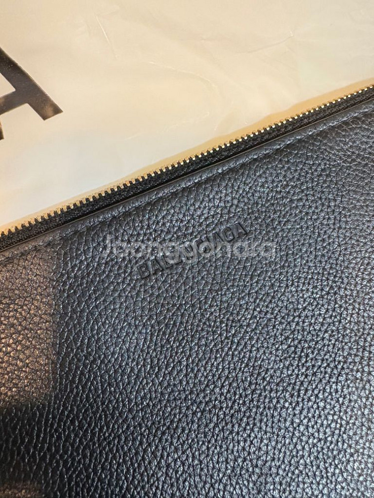 정품 발렌시아가 로고 클러치백 라지 블랙--1