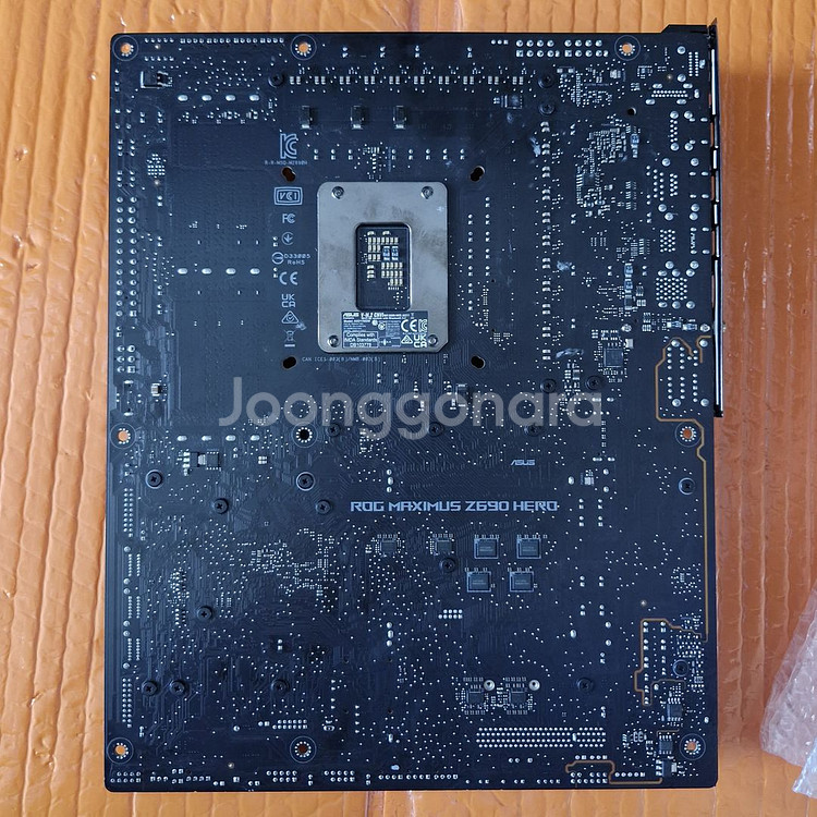ASUS ROG Maximus Z690 HERO--4