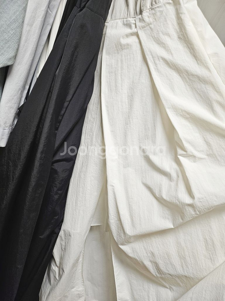 DINT딘트 플린 브이넥 슬리브리스 볼륨 맥시 원피스--2