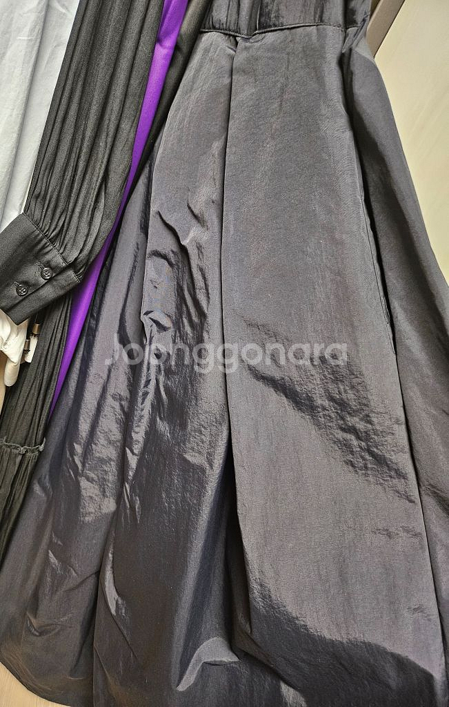 DINT딘트 플린 브이넥 슬리브리스 볼륨 맥시 원피스--1