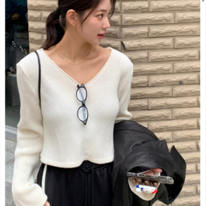 러브미우 루이브이 니트 미우메이드 브이넥