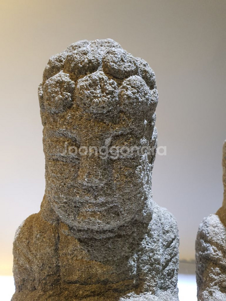 돌 불상 두점--4
