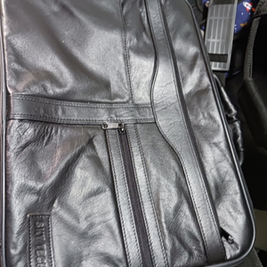 유명 가죽제품 서류가방과 유명상표 가방