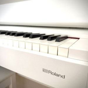 롤랜드 F701 화이트 판매합니다.