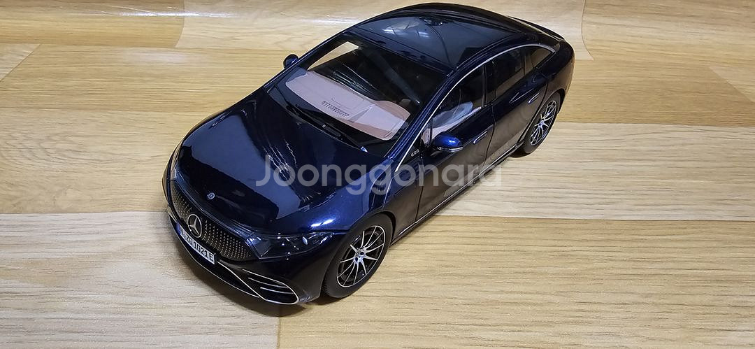 벤츠EQS 1:18다이캐스트 미사용품 풀박스--0