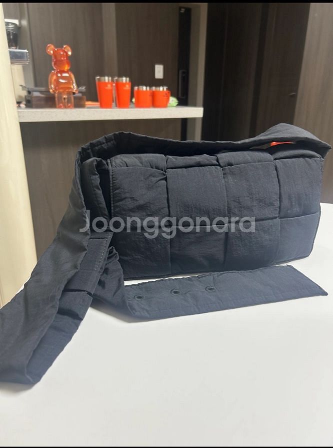 보테가베네타 패딩 테크 카세트백 블랙 패러킷--2