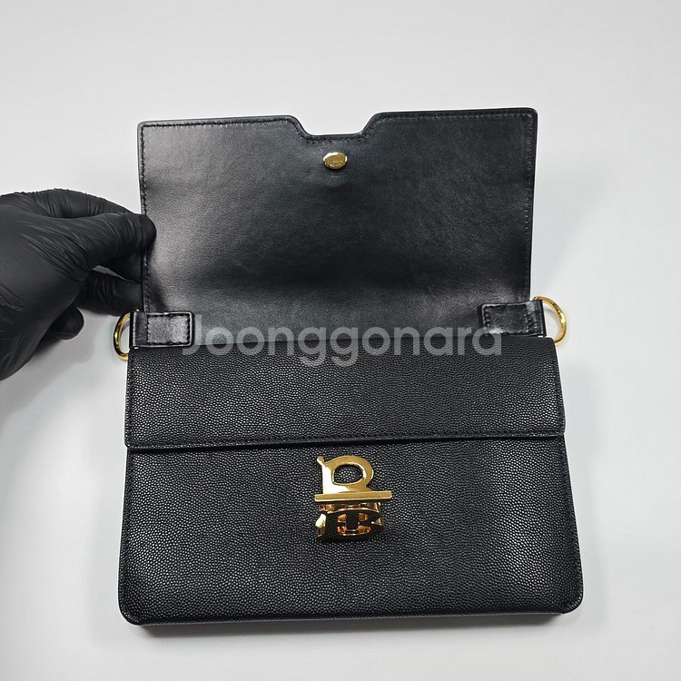 버버리 스몰 모노그램 모피프 레더 크로스백--6