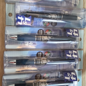 지브리볼펜5개+지브리열쇠고리8개짱구다마고치4개 팔아요