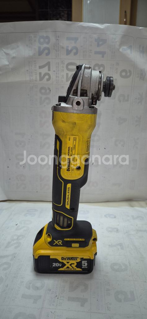 디월트 충전그라인더 DCG405 5인치 배터리포함--2